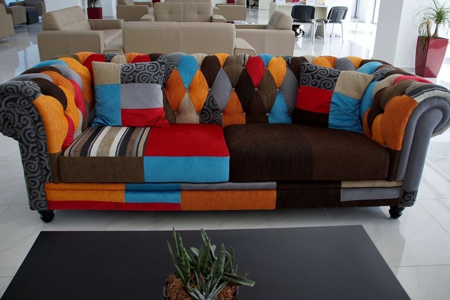 sofa tapizado de varios colores
