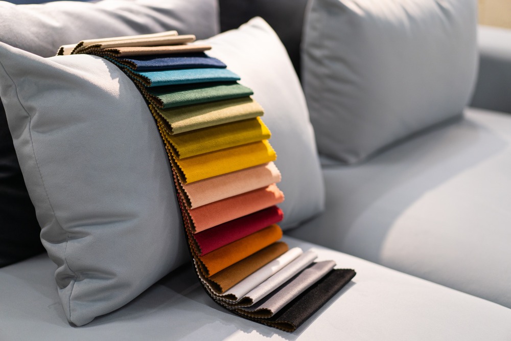 muestras de telas de colores sobre sofa gris